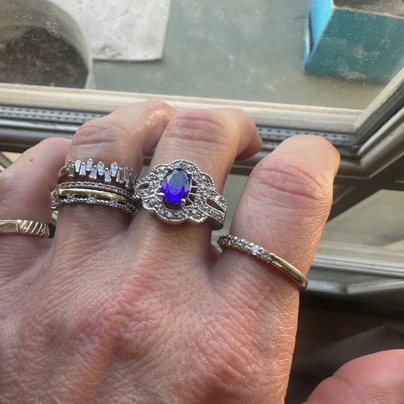 Elegant Silver and purple Gemstone Ring - Picture 4 of 7